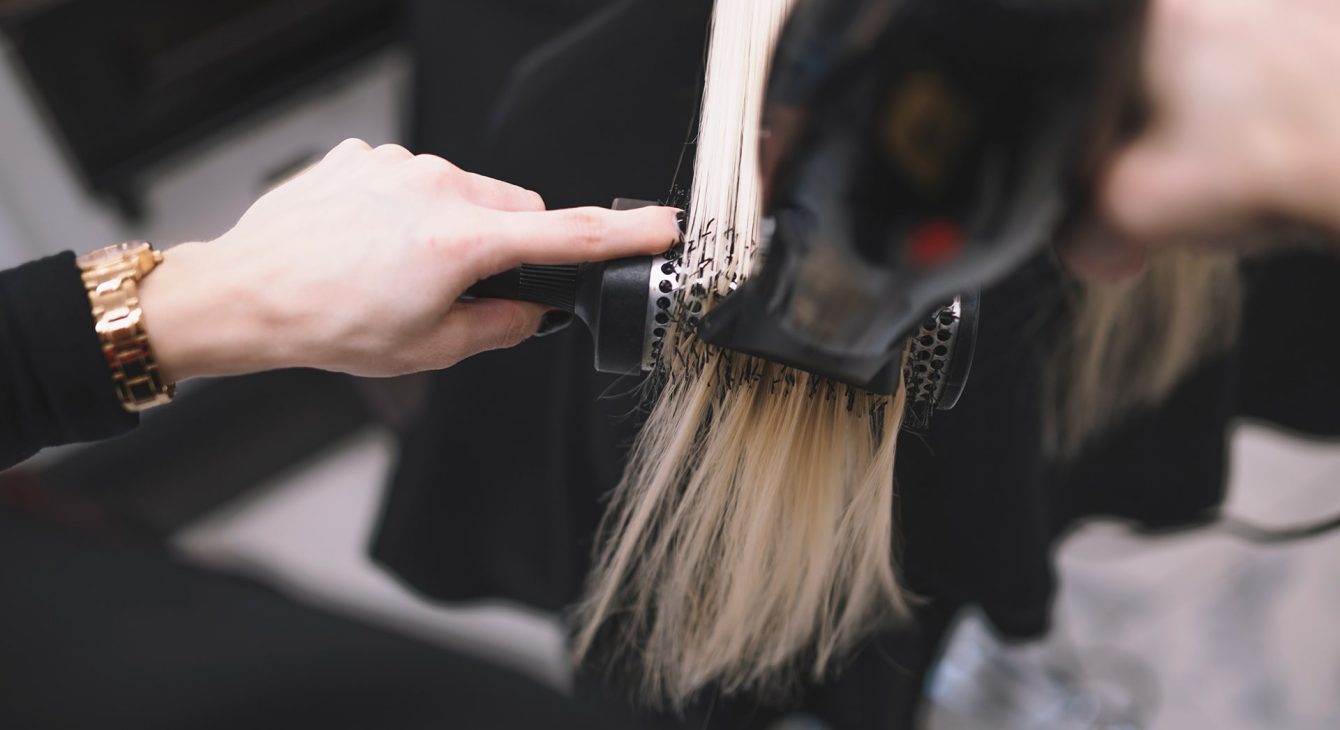 crop-stylist-setting-hair-with-brush crop-stylist-setting-hair-with-brush