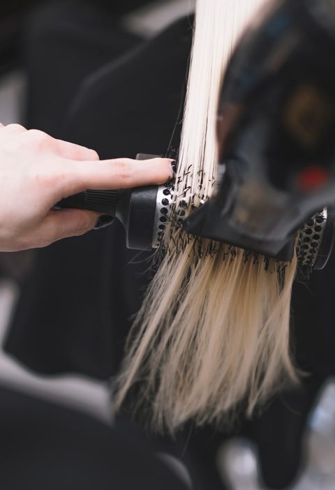 crop-stylist-setting-hair-with-brush crop-stylist-setting-hair-with-brush